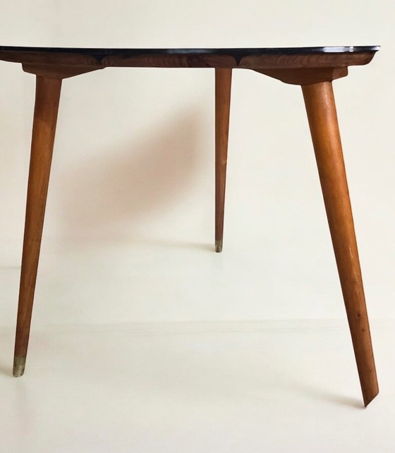 Image 1 of Niervormige bijzettafel met zwart glazen blad, gemaakt in Duitsland in de jaren 1960