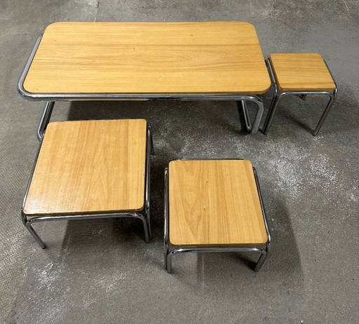 Set di 4 tavolini impilabili, stile anni '70, in metallo e rovere massello. – salontafels