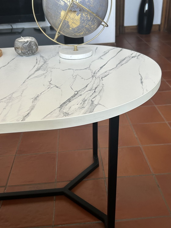 Image 1 of Table de salon effet marbré 