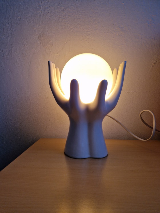 Image 1 of Bijzondere tafellamp handen met bol vintage design