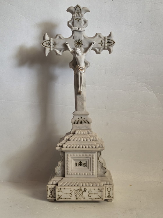 Image 1 of 52 cm – 6 kg – Prachtvolles, aus Marmor geschnitztes Kruzifix auf einem reich verzierten Altarsockel