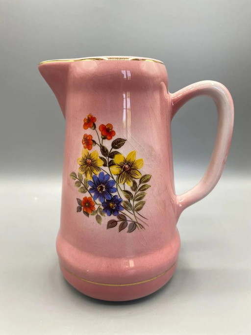 Roze aardewerken kan, Gerês, Portugal souvenir, met bloemversiering en vergulde lijnen – decoratieve objecten