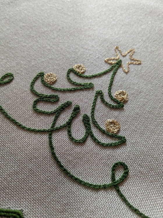 Image 1 of Vintage kersttafelkleed uit de jaren 80 – rond, wit met groene en gouden kerstbomen, Ø 54 cm