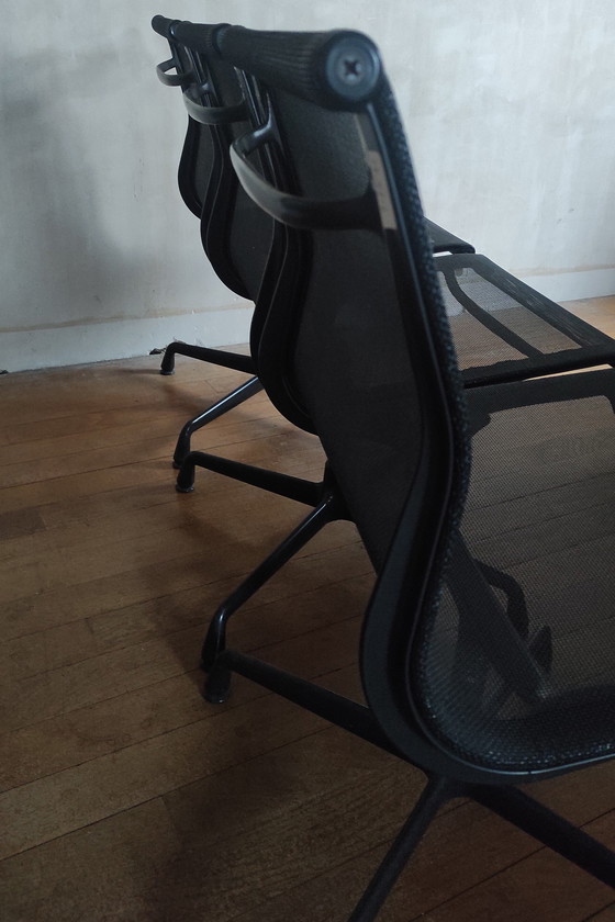 Image 1 of 3 sedie nere di Charles & Ray Eames EA105 per Vitra