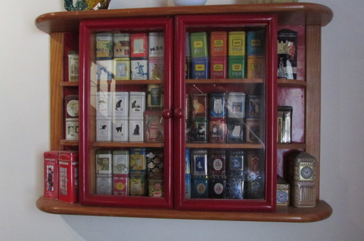 Verzameling van reclameblikken van metaal voor thee, planken