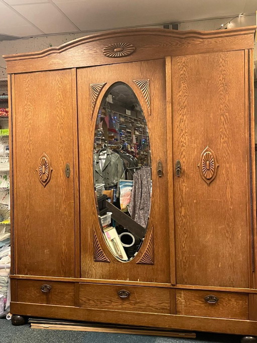 Armario antiguo con 3 puertas, cajones y espejo.