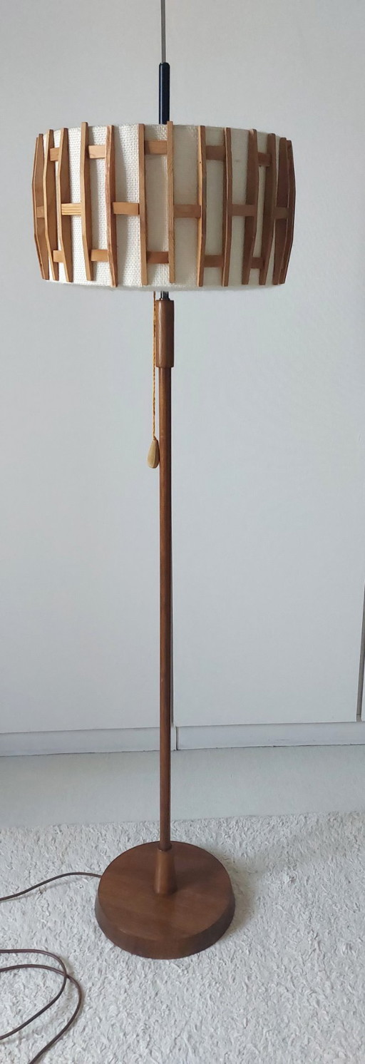 Zierliche seltene Stehleuchte Temde 60er Jahre Holzelemente Stoffschirm Vintage – vloerlampen, Textile, Wood (photo 2 of 7)