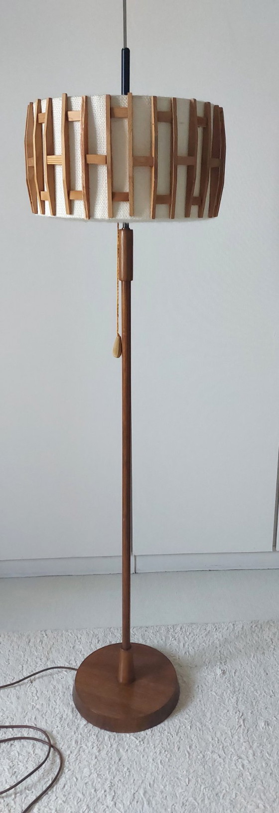 Piccola e rara lampada da terra Temde, anni '60, elementi in legno, paralume in tessuto, vintage (photo 2 of 7)