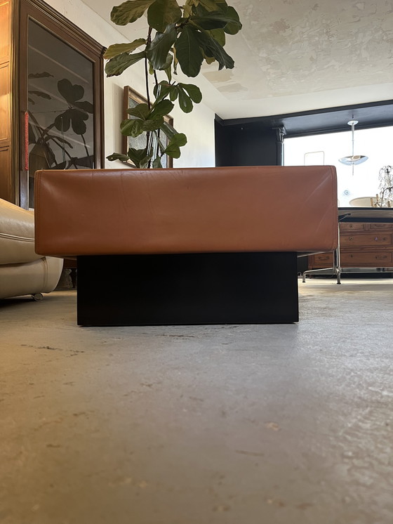 Image 1 of Mesa de centro de cuero color caramelo y cristal negro