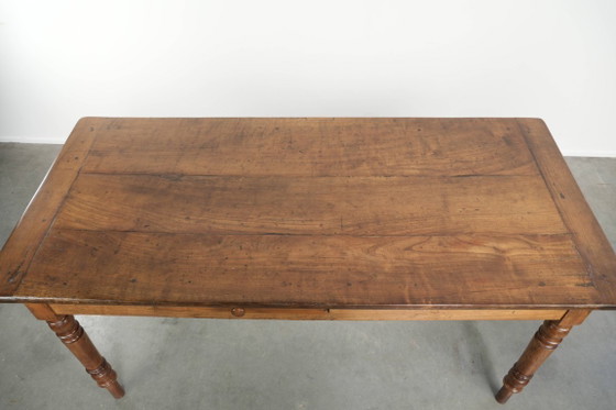 Image 1 of Tavolo da pranzo francese in legno di ciliegio del XIX secolo, antico e caratteristico, dalle dimensioni contenute.