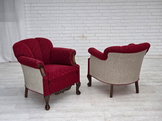 Image 1 of Deense fauteuil uit de jaren 50, bekleed met rode en lichtgrijze meubelwol en gesneden eikenhout.