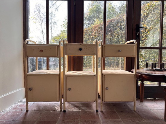 Lot de 3 tables de nuit d'hôpital, métal crème, Bois, Vintage (photo 2 sur 5)