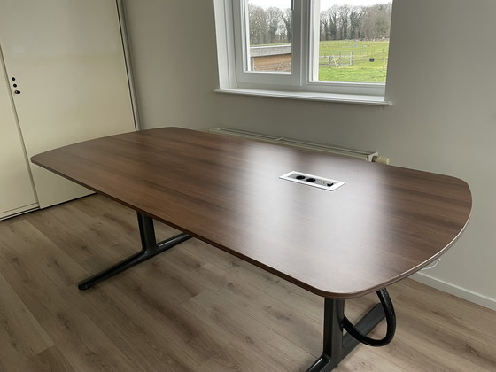 Image 1 of Gispen Atlas Desk 220 X 100 avec électricité intégrée et prise Internet sur le plan de travail