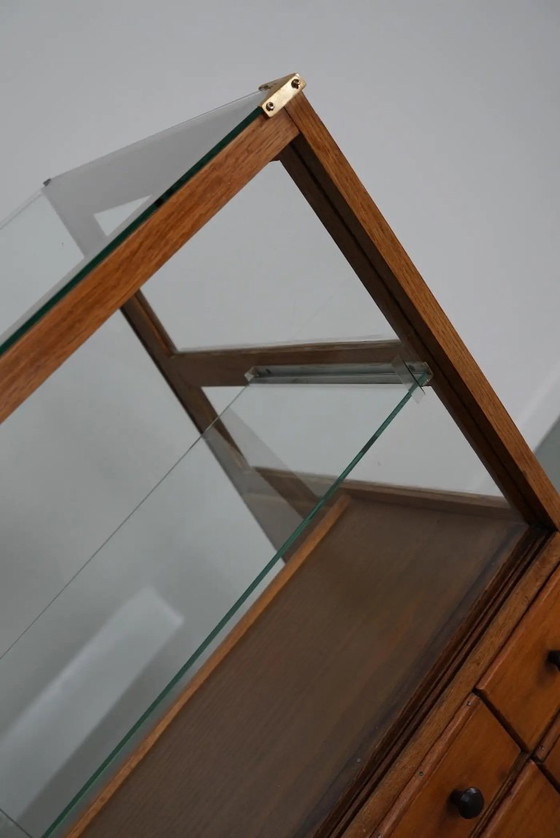 Image 1 of Antieke Spaanse fourniturenkast / winkeltoonbank in beuken- en eikenhout, jaren 1950