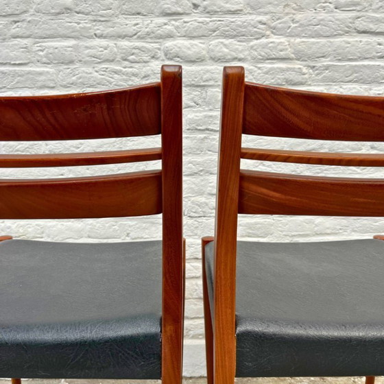Image 1 of 2 sedie da pranzo in teak - similpelle nera - metà secolo