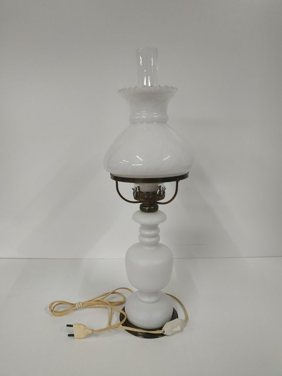 Image 1 of Lampe à huile ancienne vintage en verre opale (convertie).