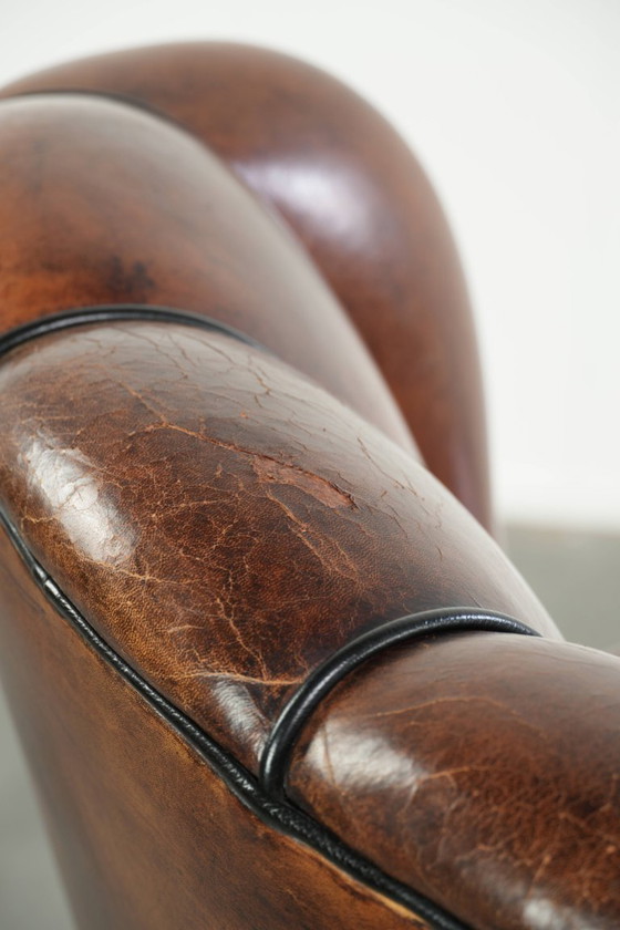 Fauteuil confortable en peau de mouton au design unique, orné d'un passepoil noir. – Leather (photo 12 of 15)