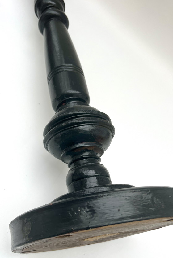 Image 1 of Gran candelabro/lámpara de pie antigua de madera, pintada de negro, aprox. 70 cm.