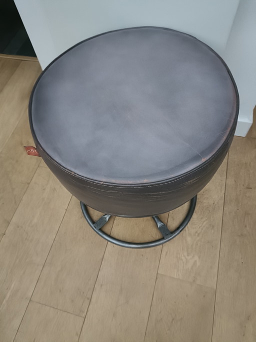 Puf de cuero gris. – hockers en poefs, Metal, Leather (photo 2 of 7)