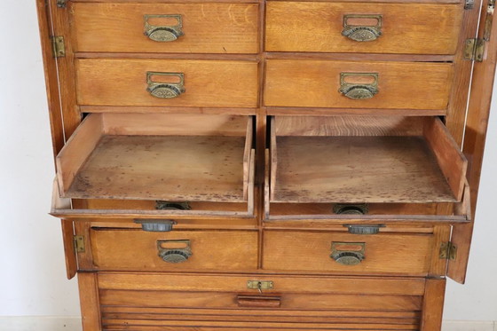 Image 1 of Archiefkast met 18 laden en luikdeur in eikenhout, Italië jaren 20