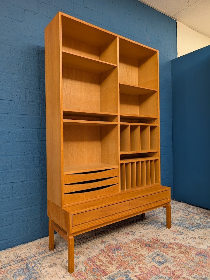 Libreria vintage in rovere / mobile porta dischi, Marian Grabinski per IKEA, anni '60