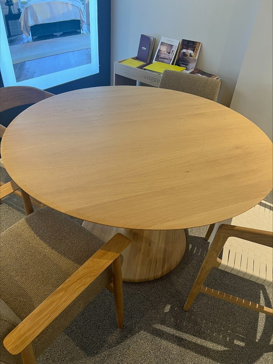 Image 1 of Table de salle à manger design « Torsion » en chêne Ø127 cm