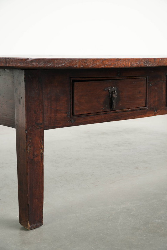 Zeer mooie antieke Zuid Europese salontafel uit de 18e eeuw van vruchtbomenhout met warme kleuren en 3 lades (photo 12 of 12)
