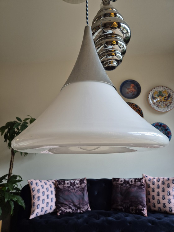 Image 1 of Lampe spatiale Glasshutte opaline chromée