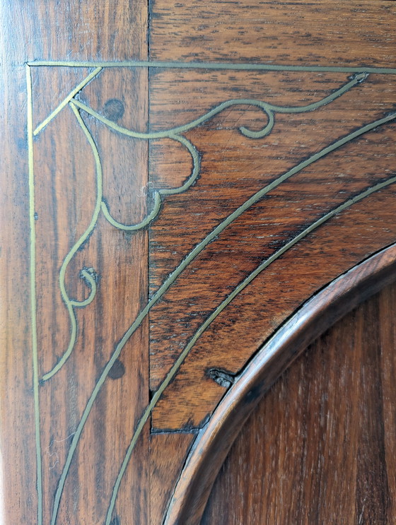 Image 1 of Armario antiguo con herrajes de latón, circa 1860-1900, presenta una pátina propia del paso del tiempo.