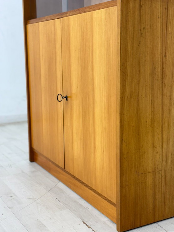Image 1 of Vitrinekast/hoge kast uit het midden van de 20e eeuw – Vintage highboard uit de jaren 60 – Iepenhout