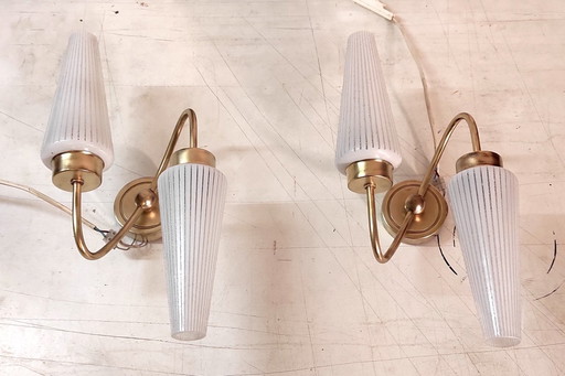 Applique asimmetriche in ottone con paralumi a tulipano opalini - anni '50/'60