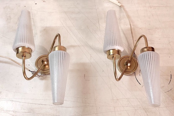 Image 1 of Applique asimmetriche in ottone con paralumi a tulipano opalini - anni '50/'60