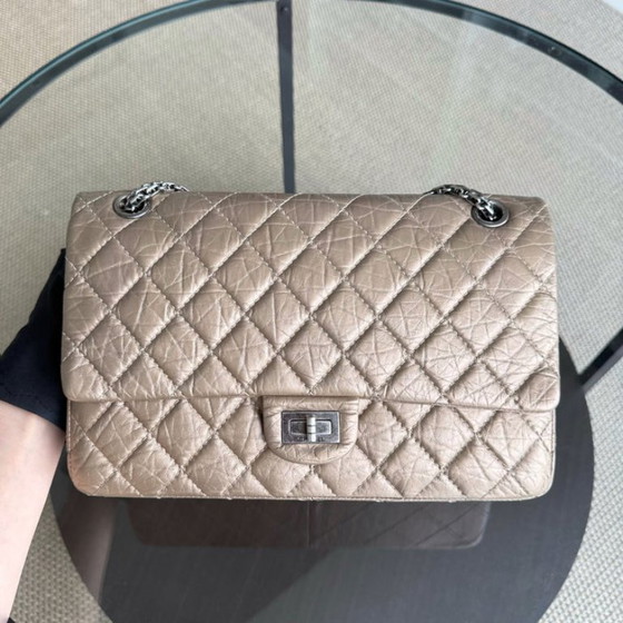 Image 1 of Chanel 2.55 Reissue 226 - Piel de becerro envejecida acolchada, herrajes de bronce rutenio y plata, Serie 17