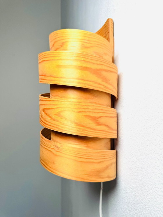 Image 1 of Aplique de pared en forma de espiral con chapa de pino, de diseñador desconocido, Suecia, década de 1970