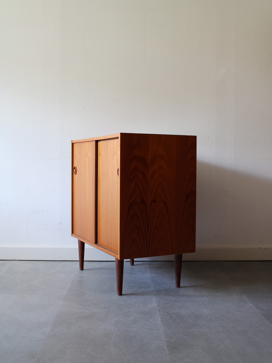 Credenza danese vintage con ante scorrevoli in teak. – Credenze, Wood (photo 5 of 8)