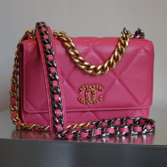 Image 1 of CHANEL PORTEMONNEE AAN KETTING 19