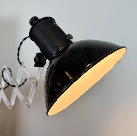 Image 1 of Industriële zwarte geëmailleerde schaarwandlamp, jaren 50