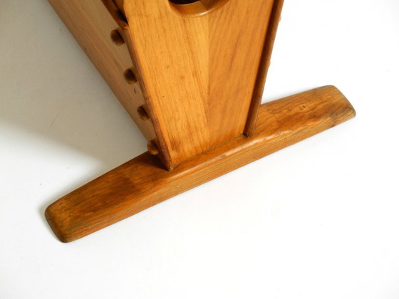 Image 1 of Preciosa mesa auxiliar moderna de mediados de siglo con revistero, fabricada en madera de fresno y cristal.