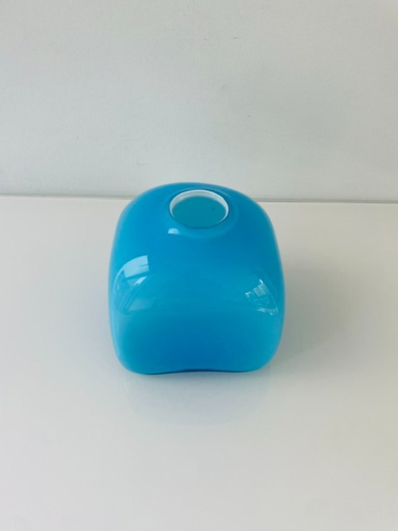 Image 1 of Vase en verre soufflé à la bouche, de forme cubique bleue