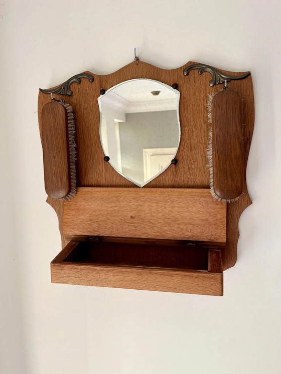Image 1 of Specchio da parete vintage in legno con spazzole per vestiti e cassetto porta chiavi – circa anni '30