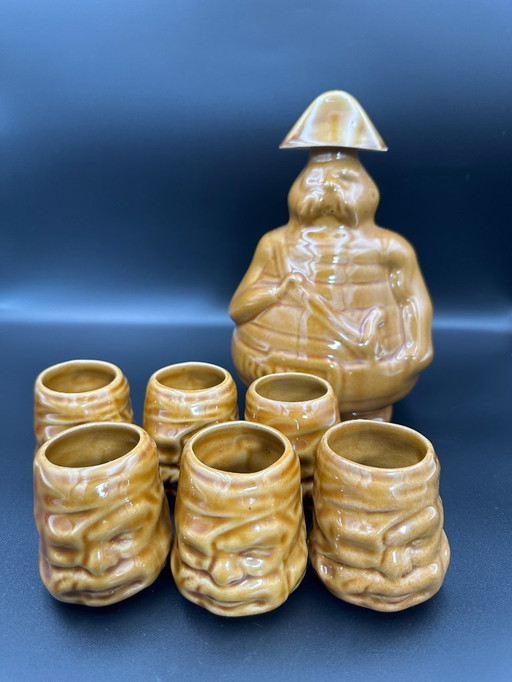 Jarra pirata con vasos de chupito de cerámica de estudio