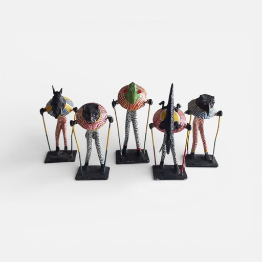 Ensemble de cinq statues figuratives africaines en métal peint à la main – têtes d'animaux – Afrique