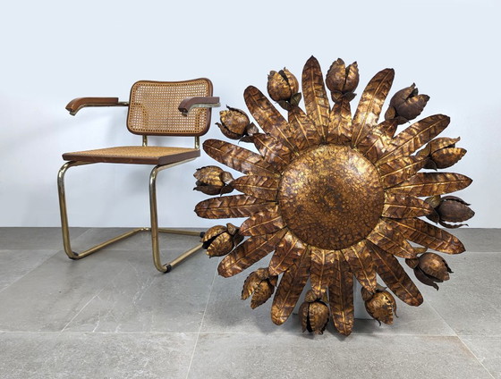 Image 1 of Grand plafonnier soleil en métal doré à motif floral, style années 1950