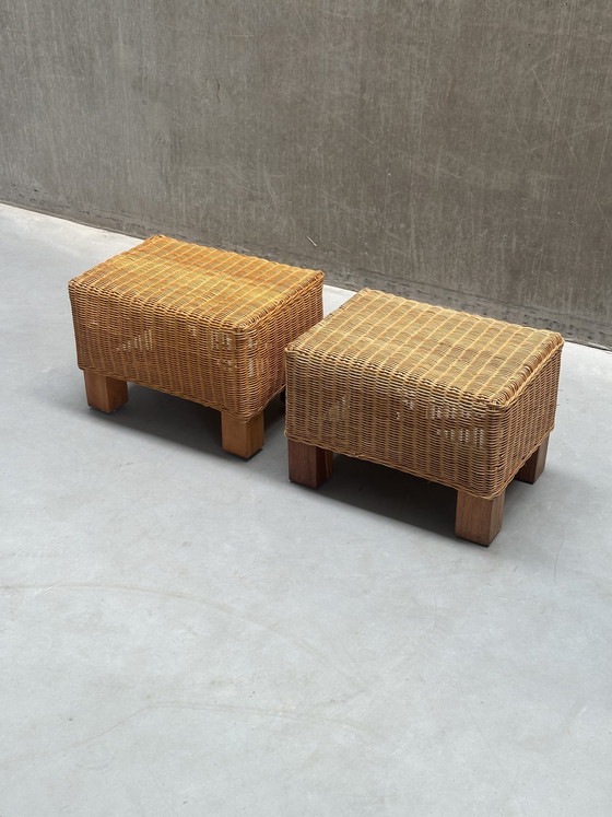Image 1 of Set di 2 poggiapiedi/tavolini vintage in rattan
