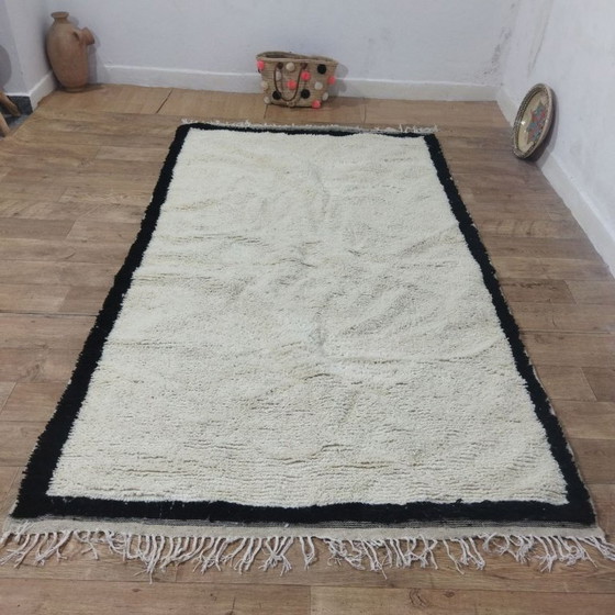 Image 1 of Marokkanischer Berberteppich Beni Ouarain – 273 x 160 cm – Naturwolle – Minimalistischer schwarzer Rand