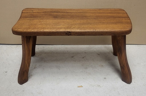 Mesa auxiliar de roble brutalista