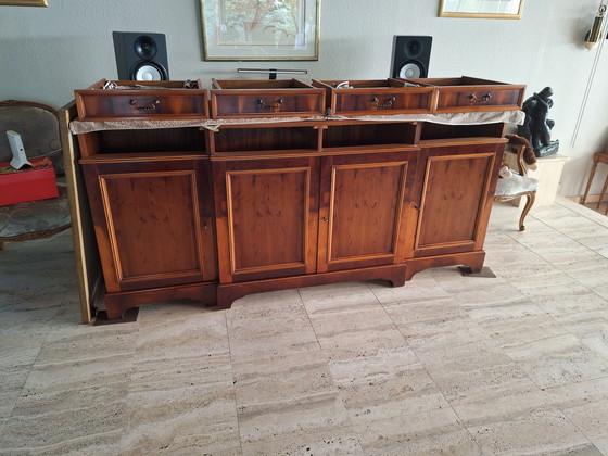 Image 1 of Credenza in legno massello di ciliegio con 4 cassetti e 4 ante