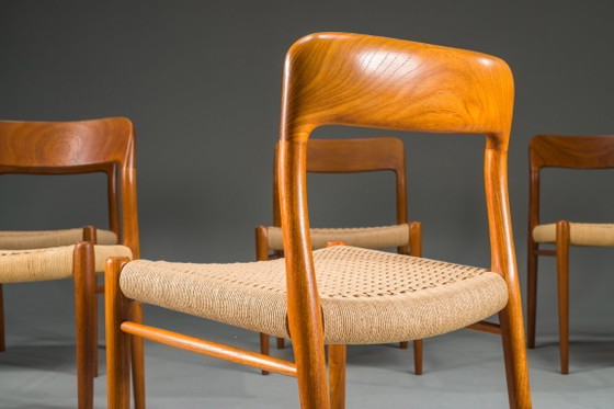Image 1 of Chaises de salle à manger danoises en teck, modèle 75, par Niels Møller, années 1960, lot de 8