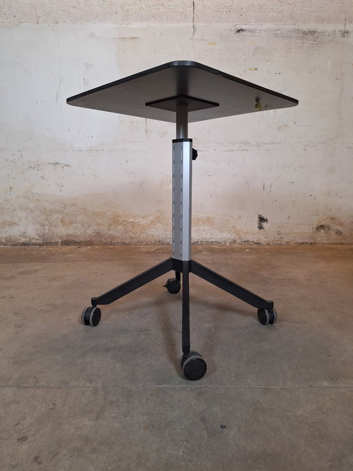 Mesa móvil negra con ruedas y altura regulable