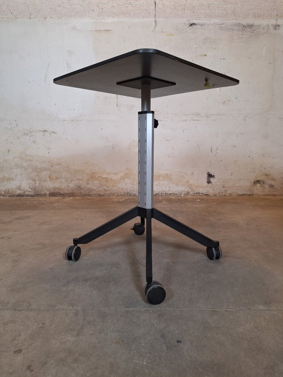 Image 1 of Mesa móvil negra con ruedas y altura regulable